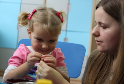 Fotografia: Uczestniczka warsztat&oacute;w skupiona na pracy